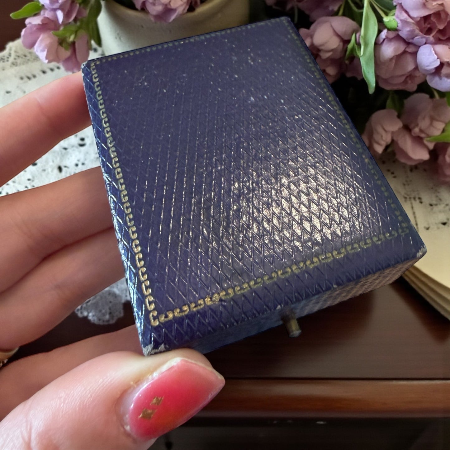 Spilla a cammeo anni ‘20 ca con allegoria femminile tra liberty e neoclassico, con scrigno originale Londinese