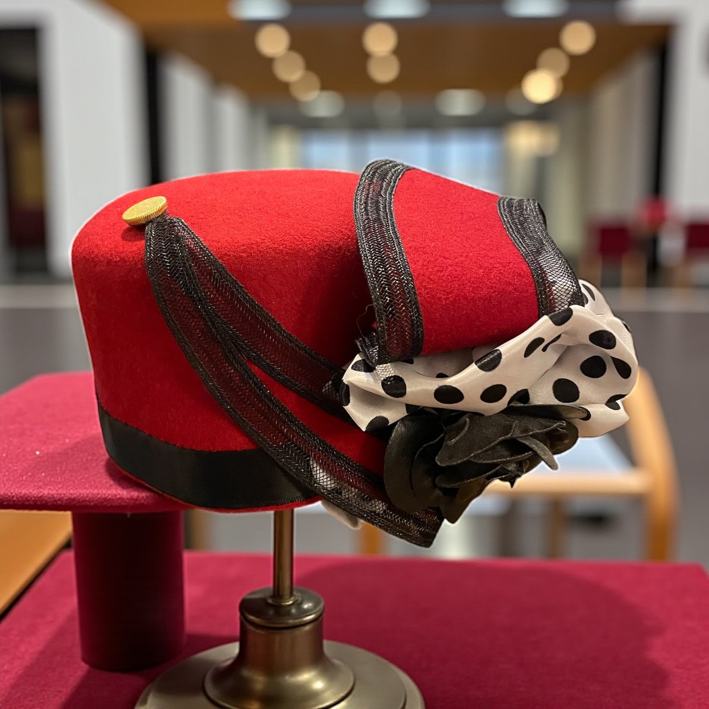 Cappellino pillbox anni ‘50 in feltro rosso rivisitato da stilista francese