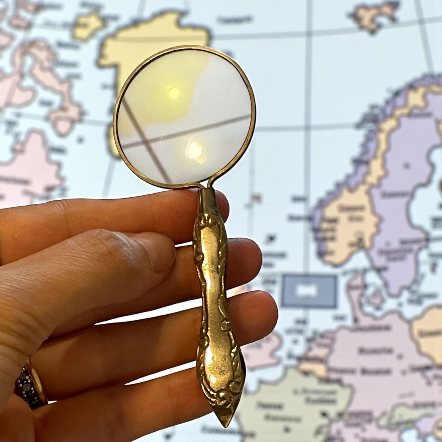 Coppia di lenti da scrittoio, rame argentato e vetro, ca anni ‘50