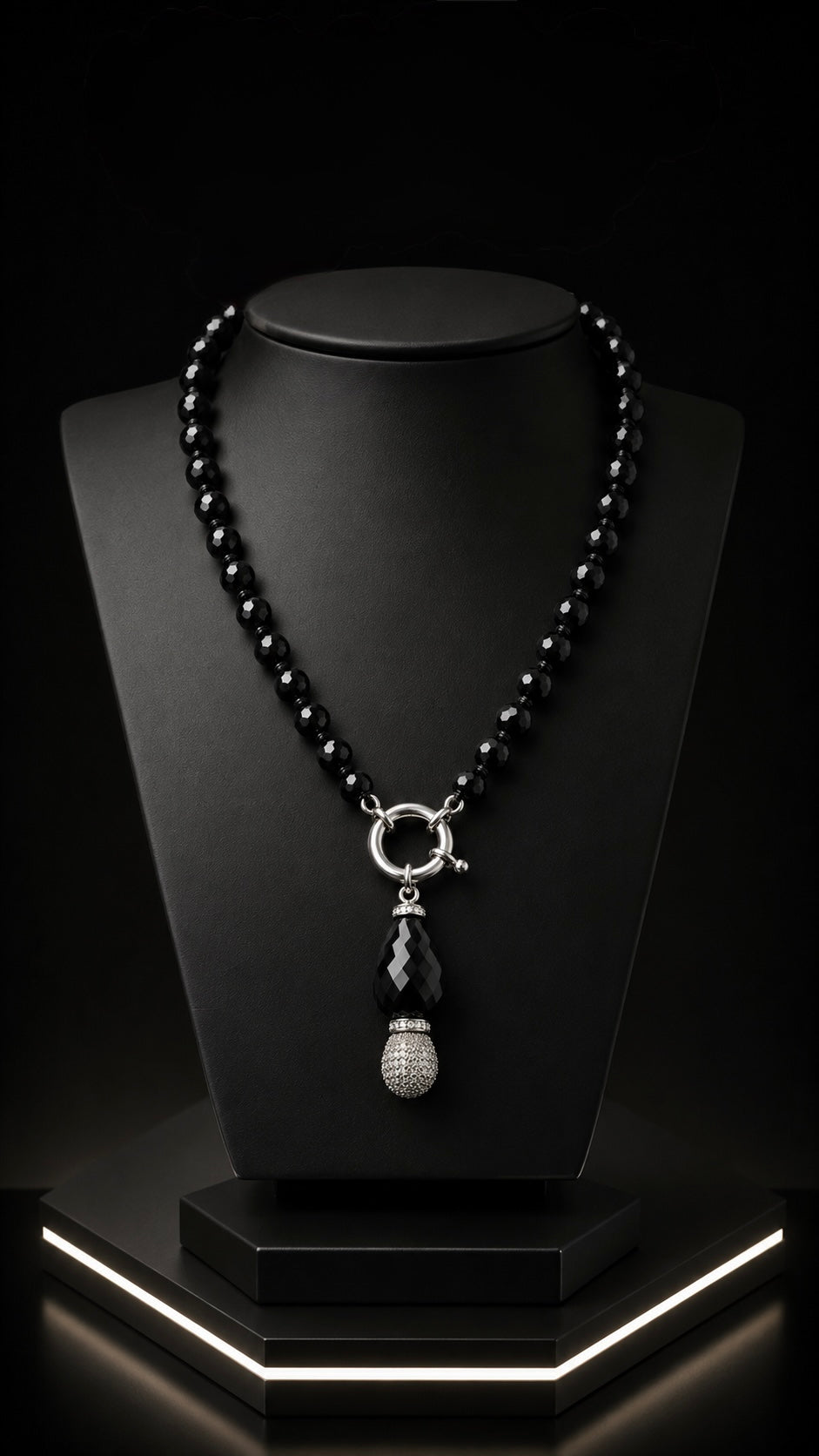 Collana con grandi perle in vetro nero sfaccettato infilate e annodate a mano e pendente amovibile con cristalli
