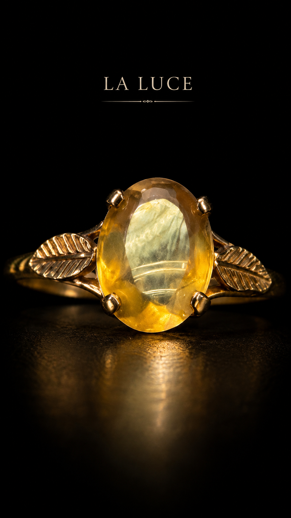 Anello placcato in oro punzonato con castone color citrino sorretto da due foglie, anni ‘40-‘50