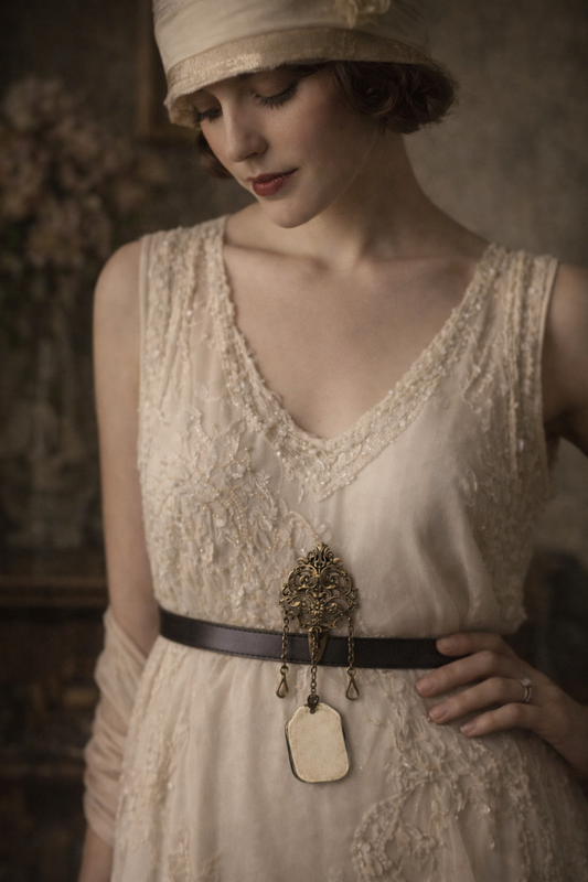 Chatelaine anni ‘20 ca con 3 catene, alla centrale fissato un carnet de bal