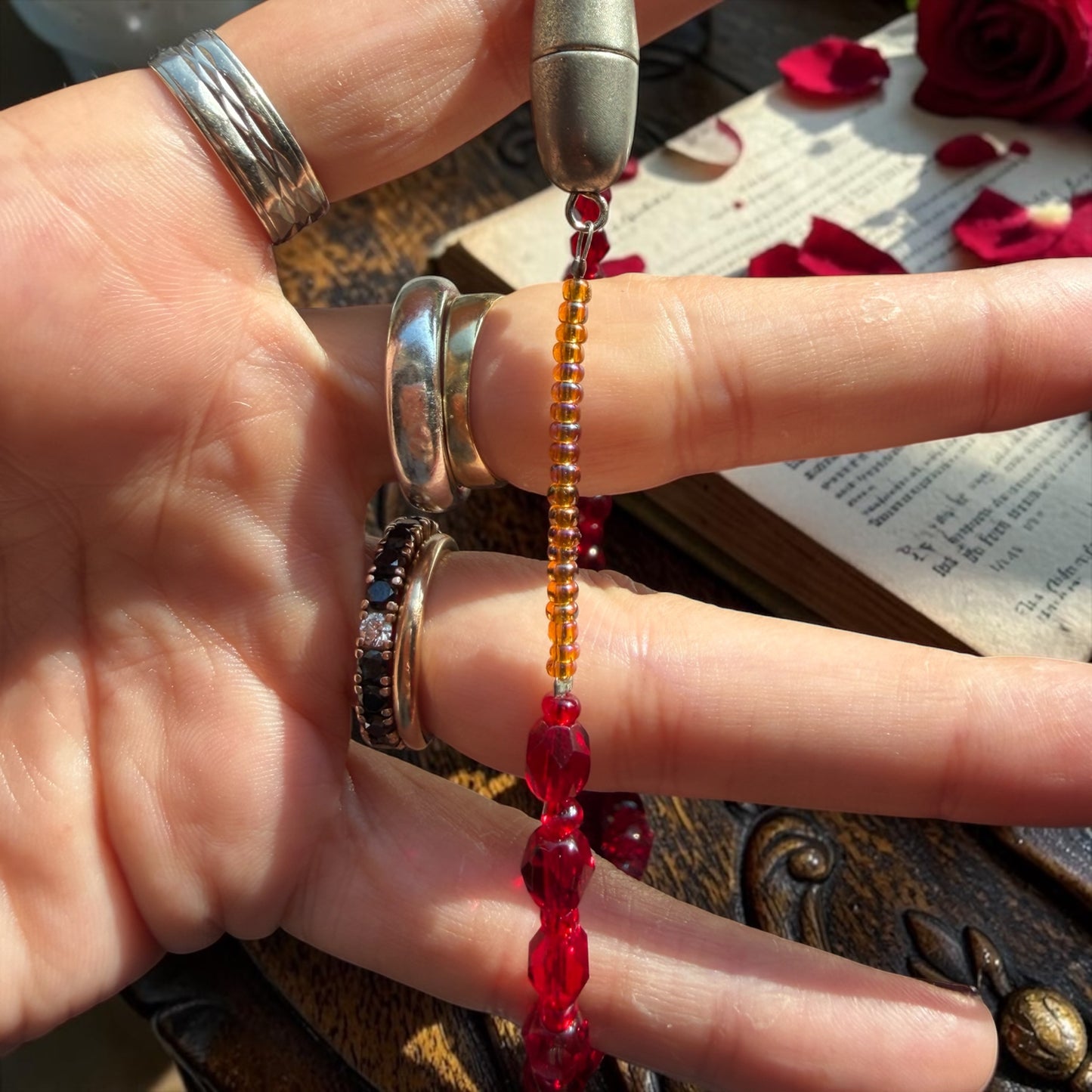 Collana in perle di vetro sfaccettato degradé rosso rubino, anni ‘60 ca