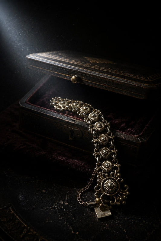 Bracciale in argento dorato anni ‘10-‘20 con chiusura a scatto e catenella di sicurezza
