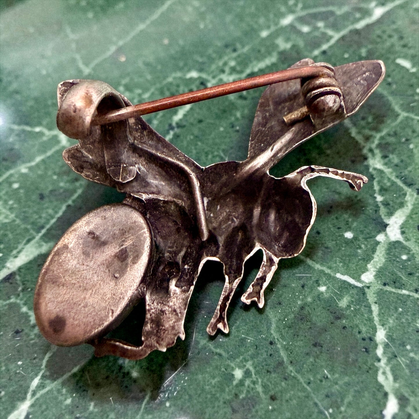 Spilla placcata argento a guisa di ape con cabochon verde, secondo dopo guerra