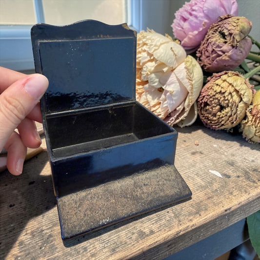 Antico Vesta Case in Carton Bouilli con scena raccolta delle messi