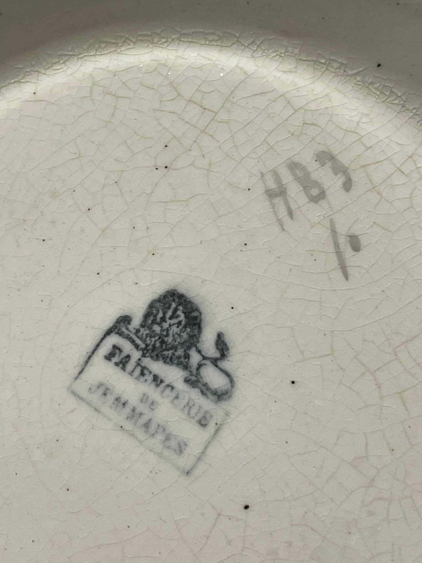 Vaso da notte in terraglia smaltata con viole del pensiero; Faiencerie de Jemappes