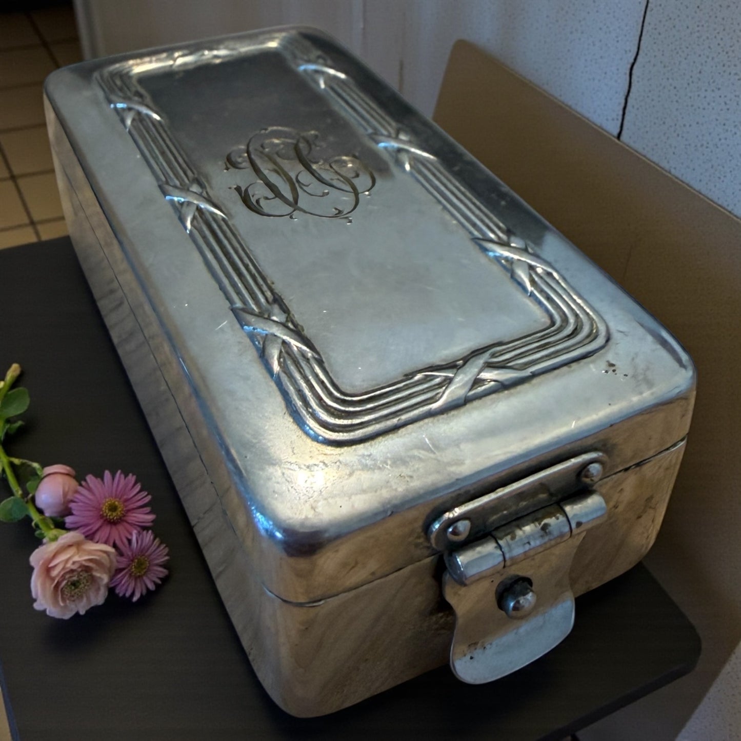 Antico contenitore per crema da barba in metallo argentato e vetro opalino, liberty anni ‘20