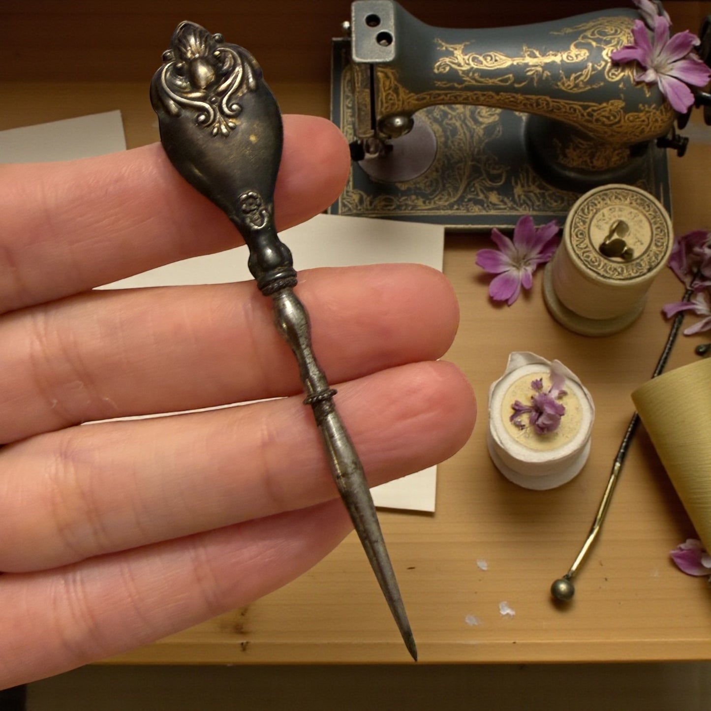 Antico punteruolo da ricamo in argento decorato, fine ‘800