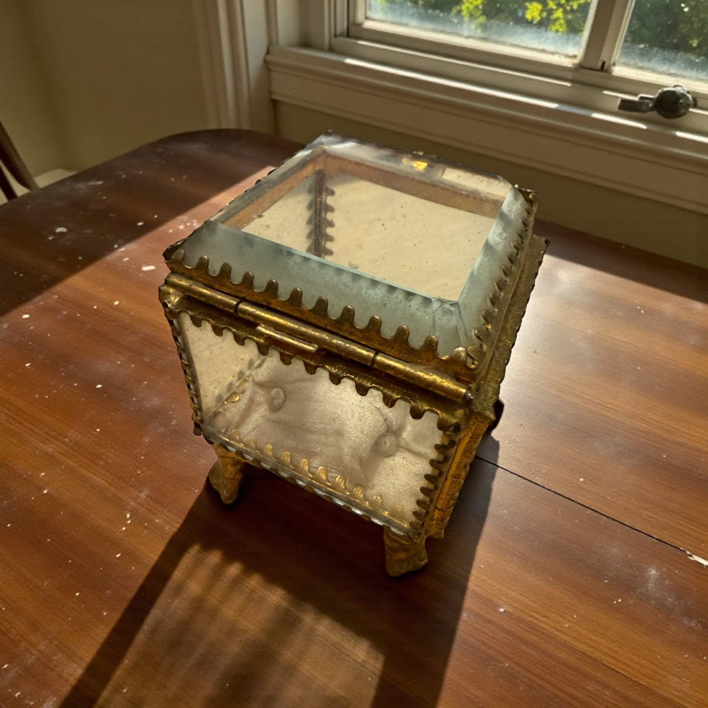 Scrigno portagioie in ottone e vetro bisellato con cuscino seta capitonné