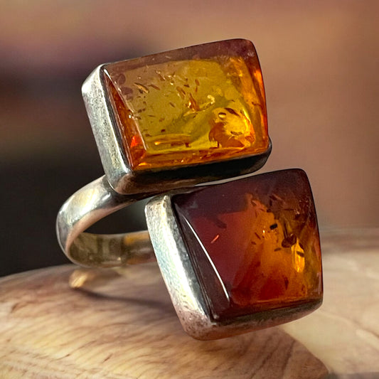 Anello argento 925 e doppio cabochon in ambra di due tonalità