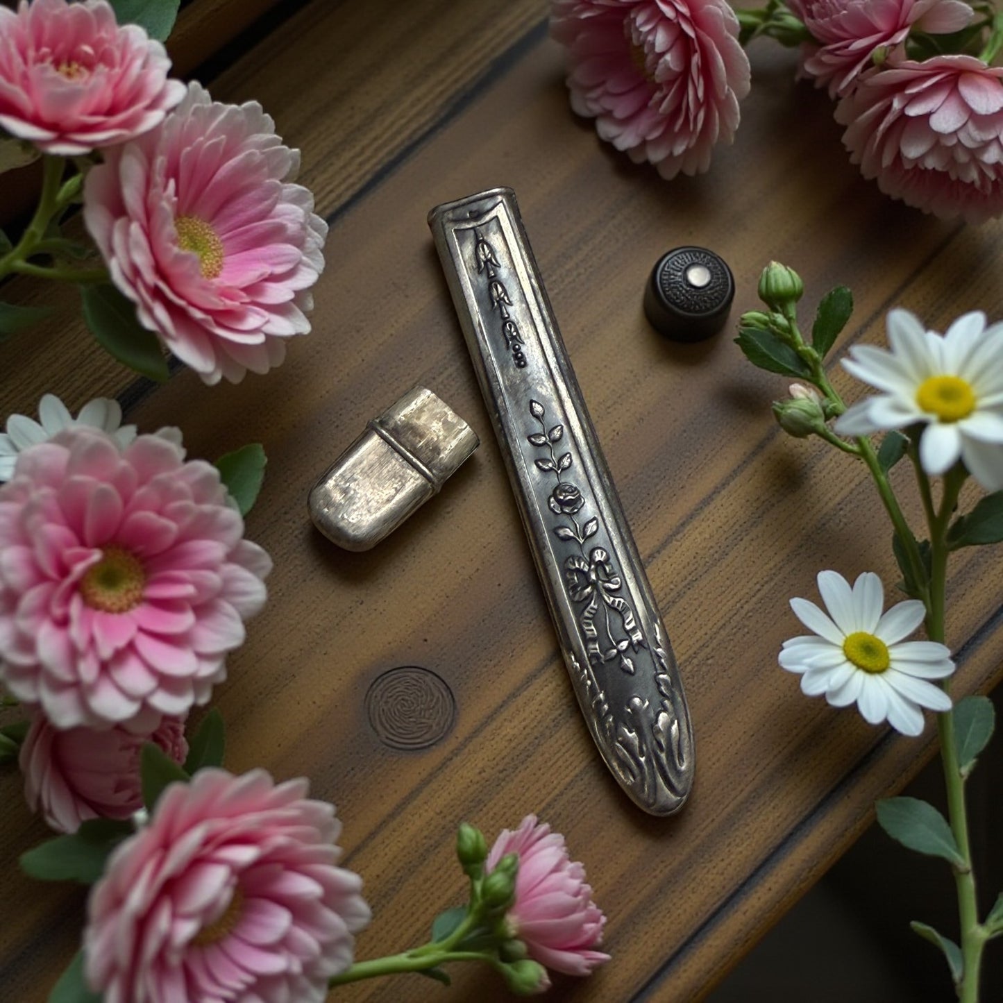 Antico porta aghi francese in argento fine ‘800 con decorazioni floreali