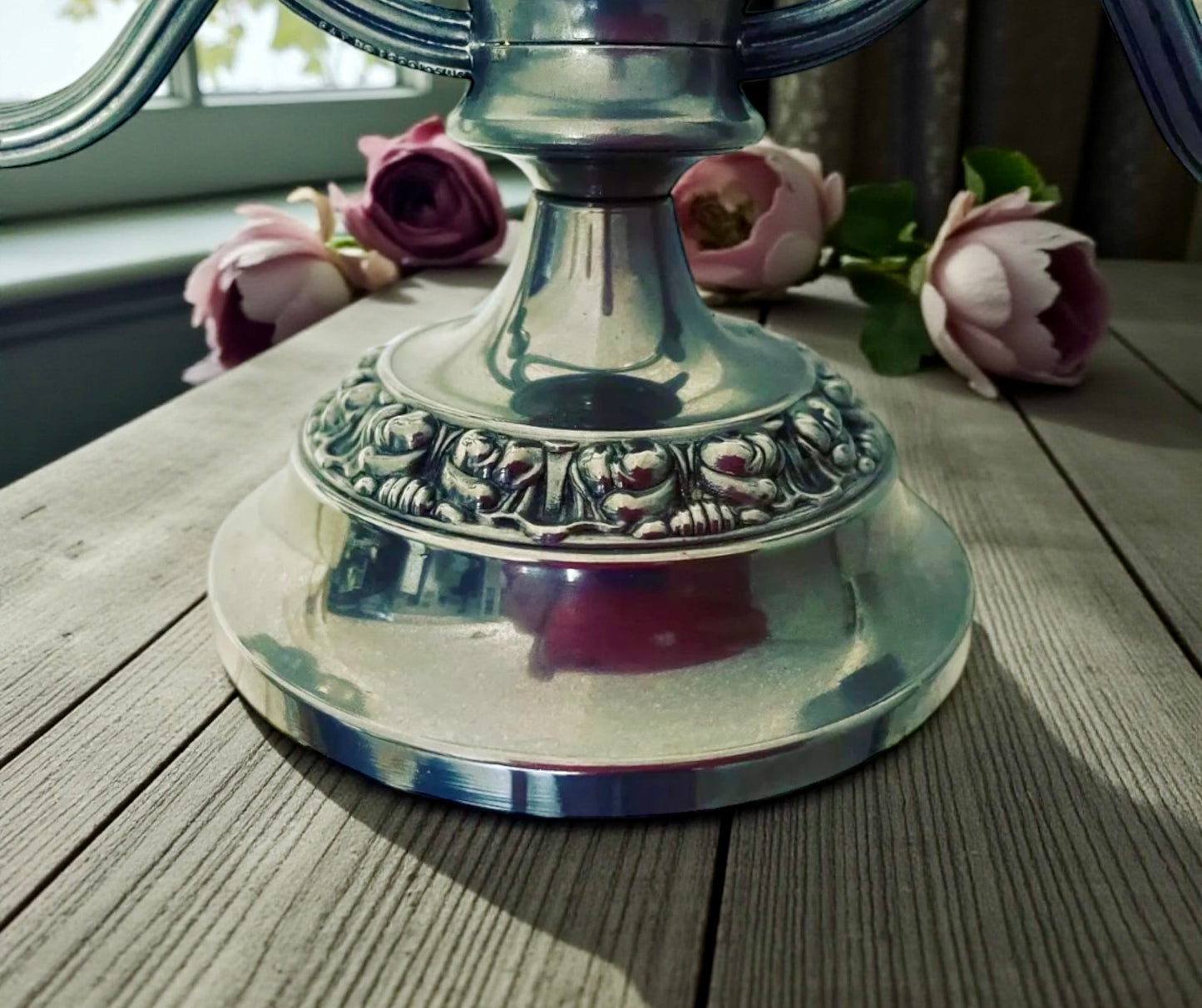 Candelabro argentato IANTHE a due luci, british anni ‘50