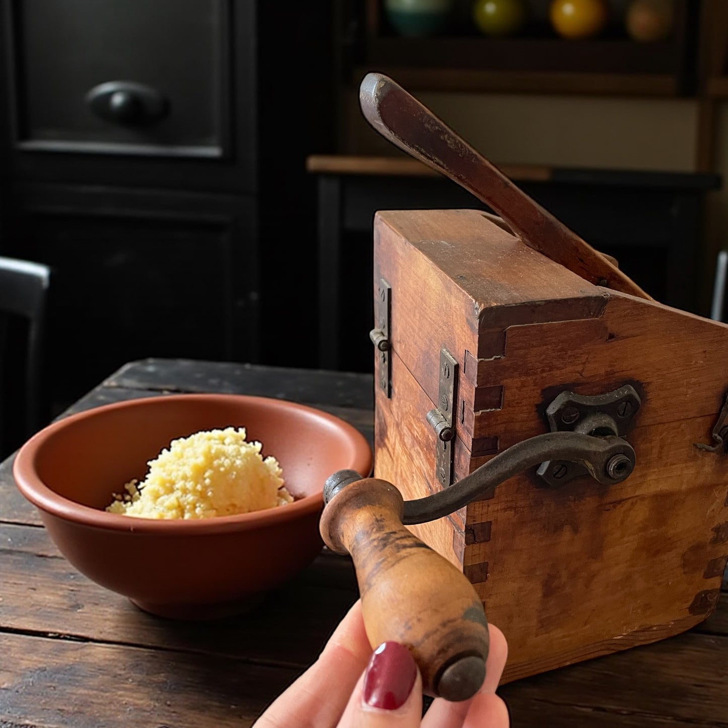 Antica grattugia “igienica brevettata italiana Tina” a manovella, ca anni ‘20 - ‘30