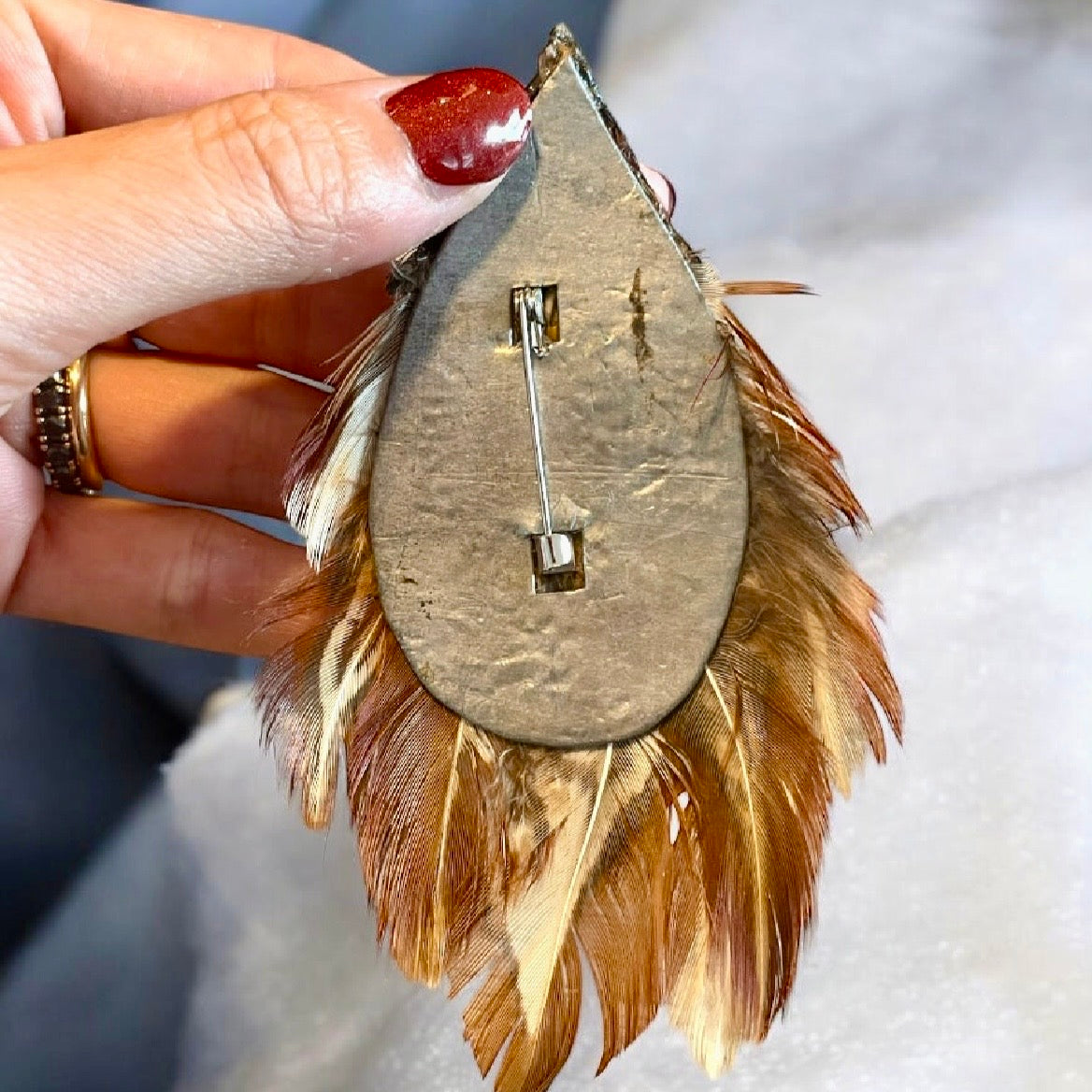 Spilla gioiello a guisa di uccellino con vere piume, anni ‘40-‘50