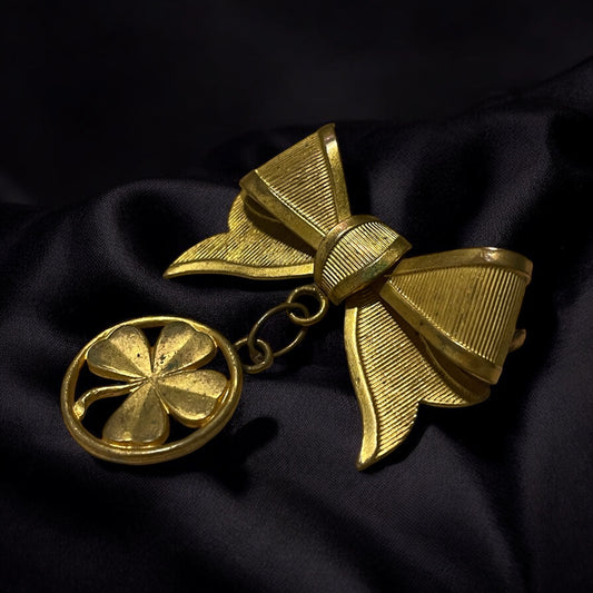 Deliziosa spilla anni ‘40 porta fortuna con quadrifoglio dorato