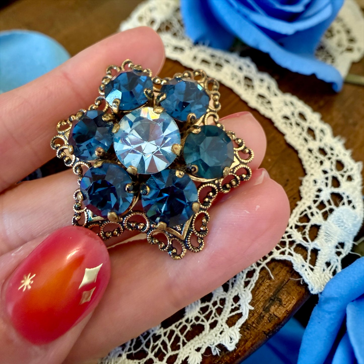 Spilla gioiello vintage cristalli azzurri e blu, anni ‘60