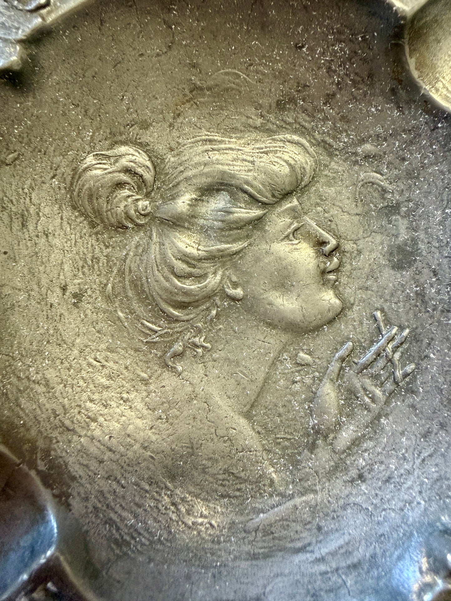 Posacenere Art Nouveau con ritratto di femme nouvelle alla Mucha, primi ‘900