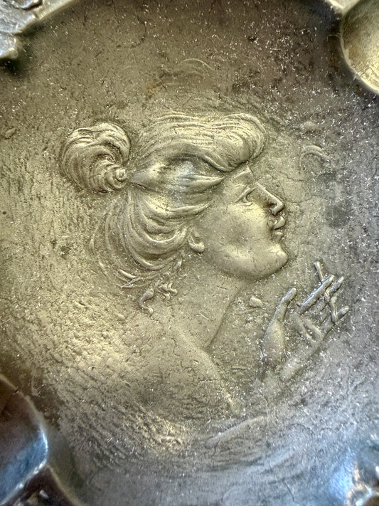 Posacenere Art Nouveau con ritratto di femme nouvelle alla Mucha, primi ‘900