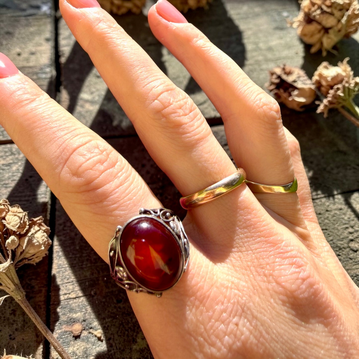 Anello in ambra ed argento 925 con incisioni, ca anni ‘70 Liberty revival