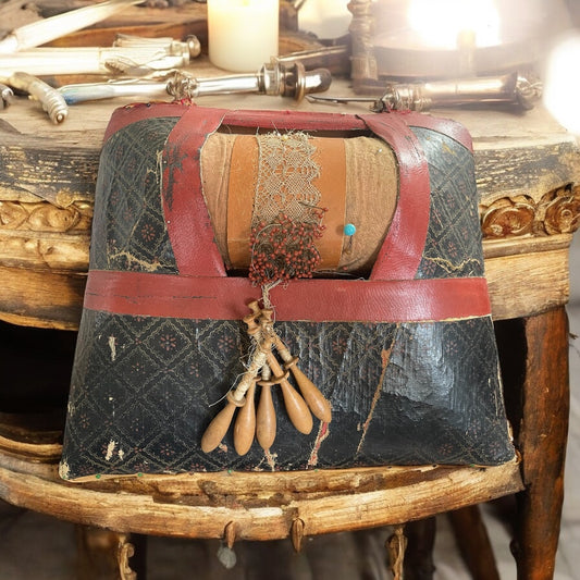 Antico tombolo con pizzo in lavorazione e fuselli aggiuntivi, fine XIX-inizio XX