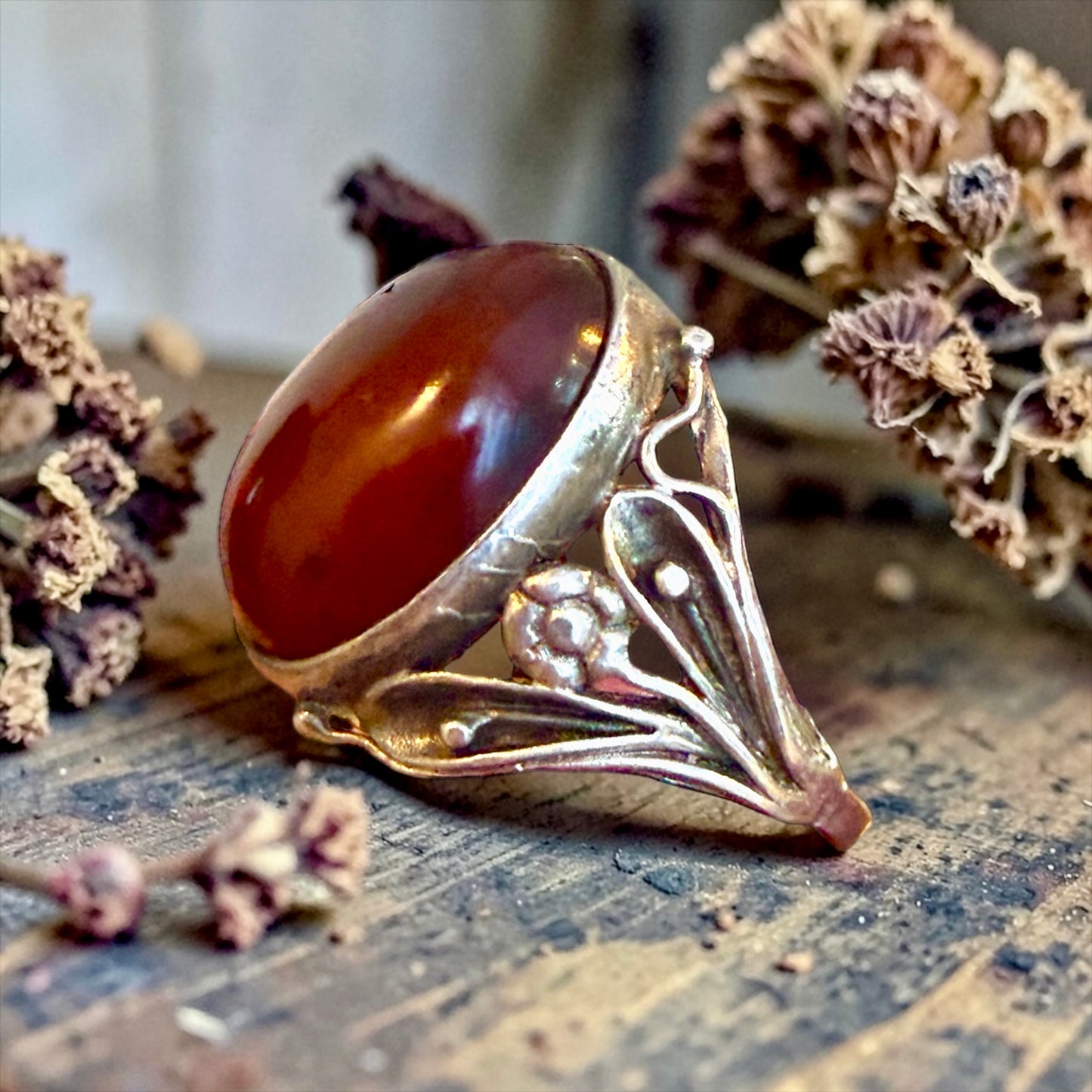 Anello in ambra ed argento 925 con incisioni, ca anni ‘70 Liberty revival