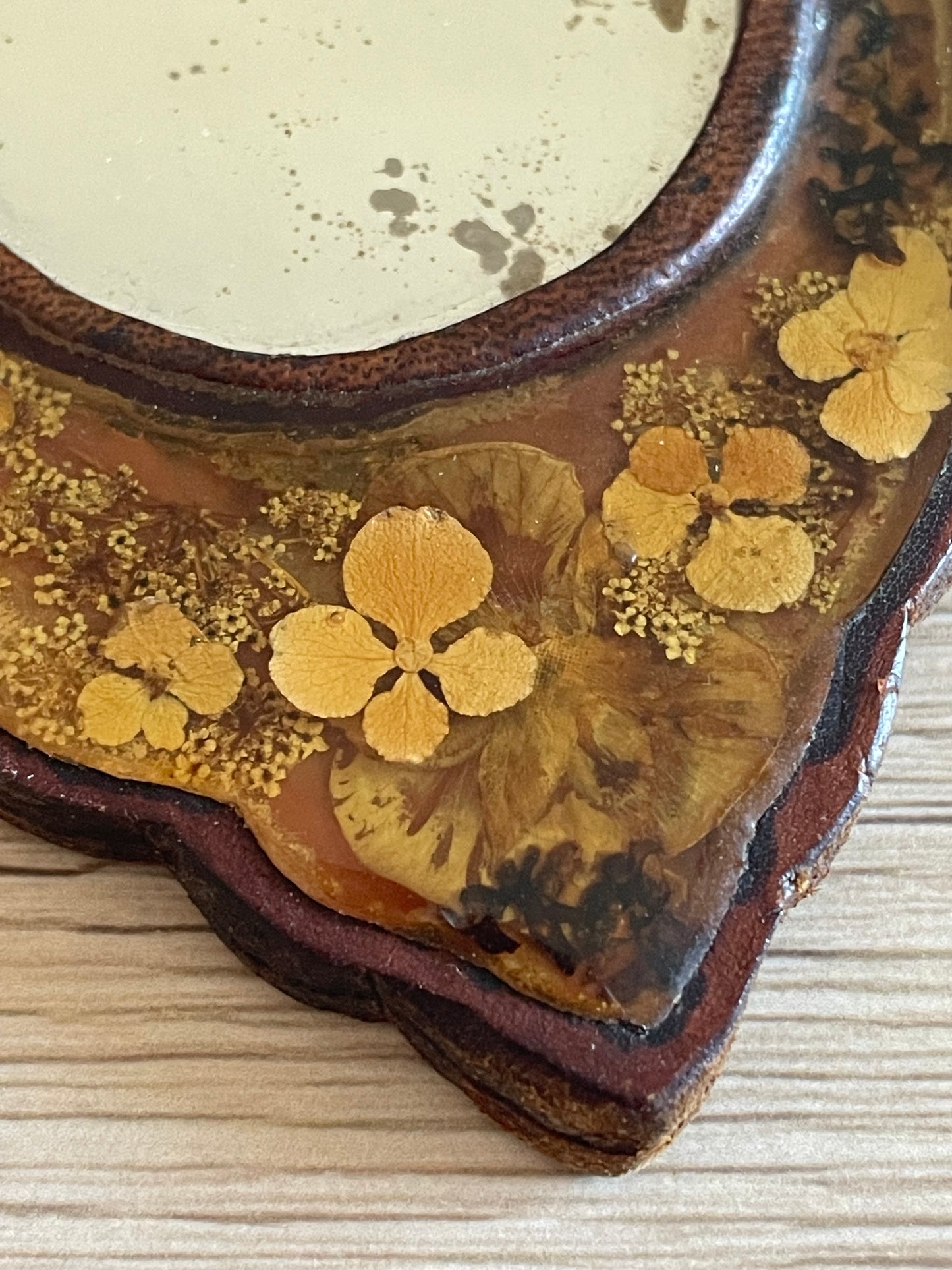 Specchio anni ‘50 in cuoio e resina con veri fiori essiccati