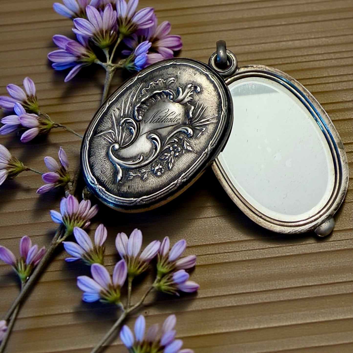 Medaglione in argento massiccio Art Nouveau fine ‘800 con specchio a scorrimento finemente inciso