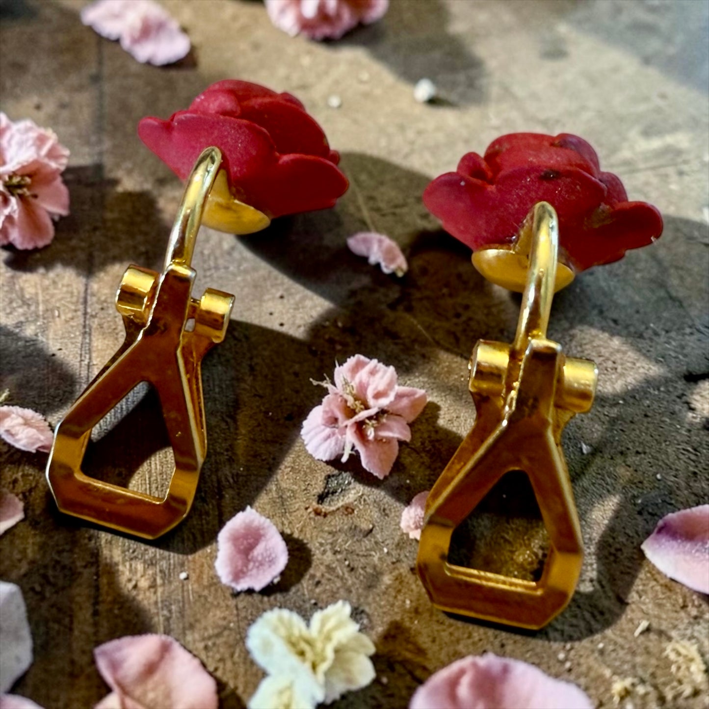 Orecchini con clip dorata a guisa di rose rosse, francesi anni ‘50-‘60