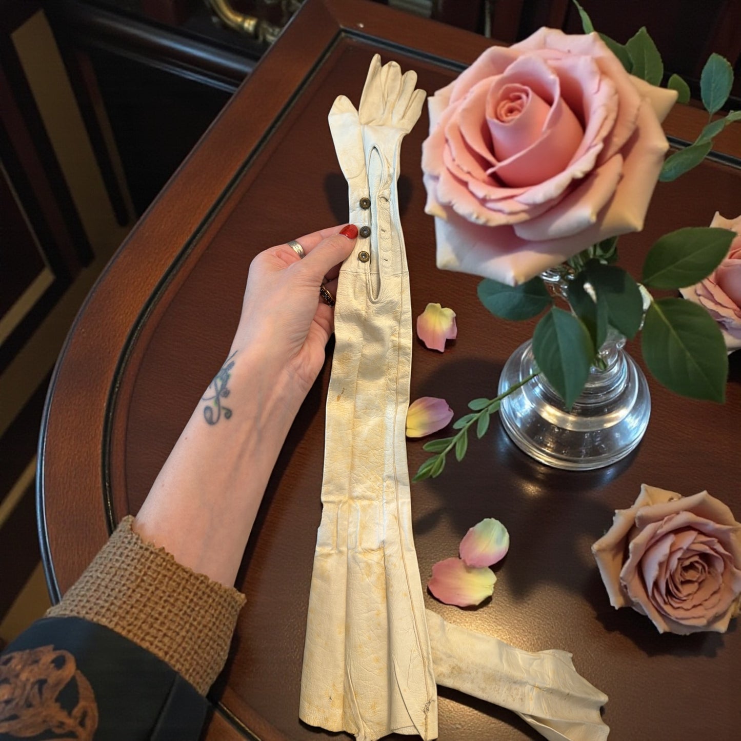 Guanti da sera in pelle sopra gomito mai usati in confezione originale fine ‘800 con cartellino