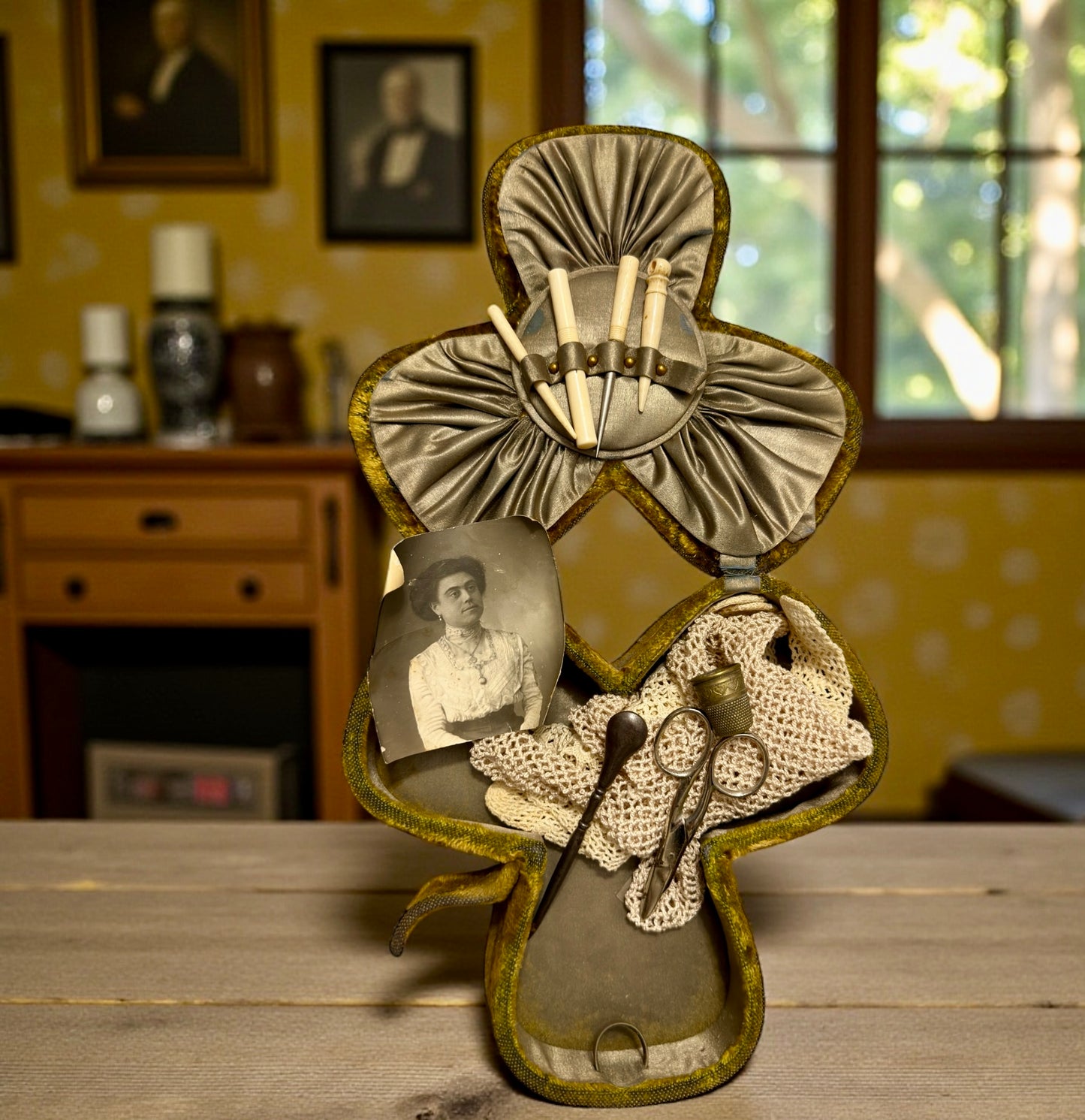 Cofanetto da cucito in vellutino a guisa di trifoglio, interno in seta con strumenti, guanti, fotografia antica. 1900.