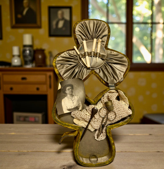Cofanetto da cucito in vellutino a guisa di trifoglio, interno in seta con strumenti, guanti, fotografia antica. 1900.