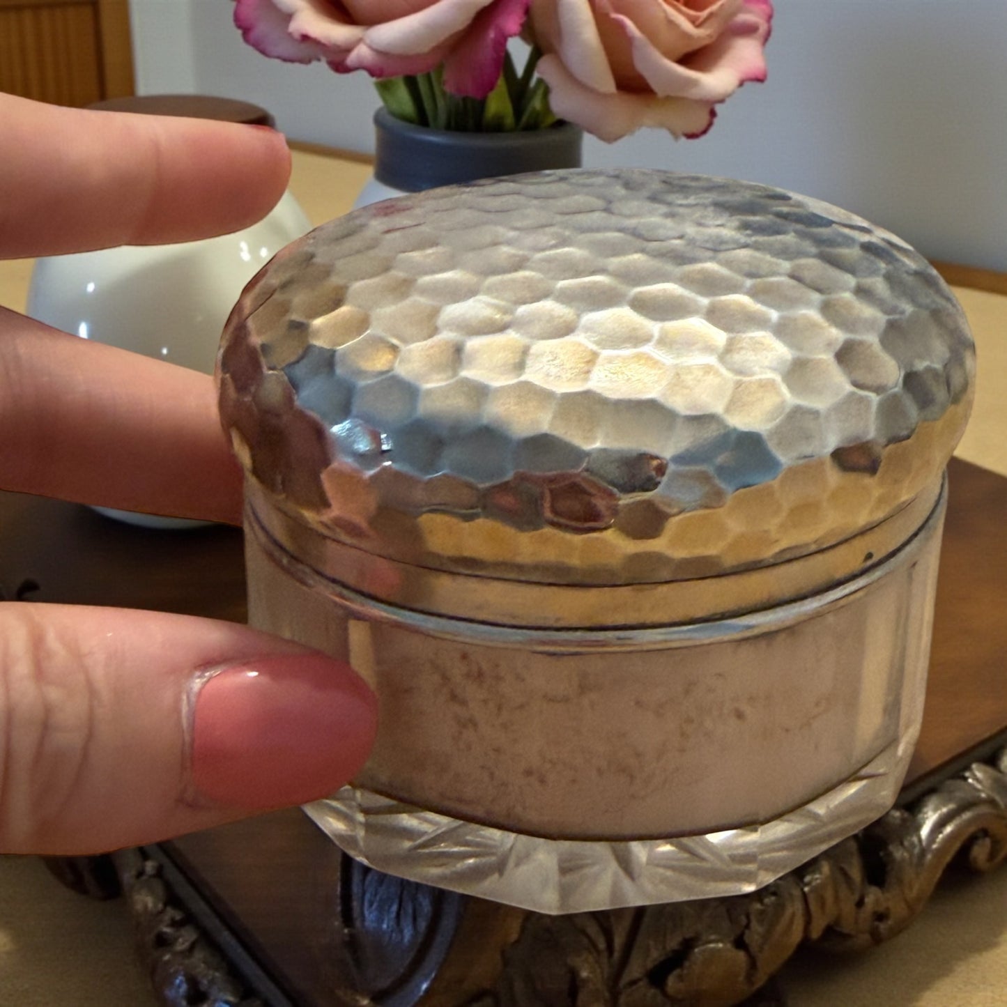 Antico portacipria in cristallo molato e argento pieno francese, completo di cipria e piumino