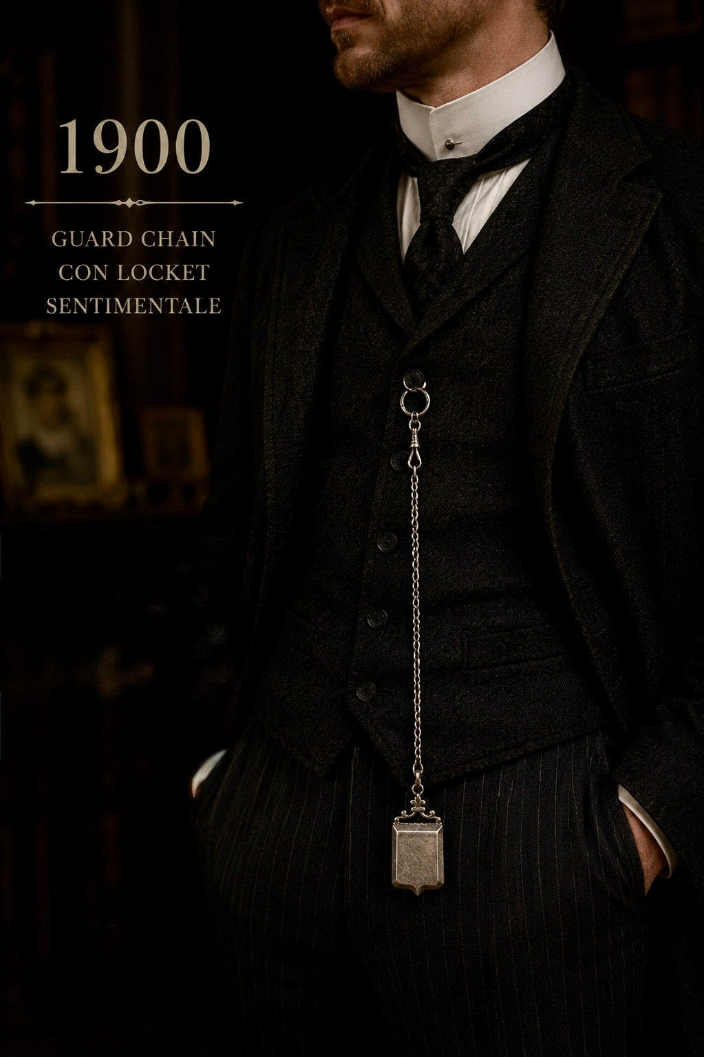 Antica guard chain con locket sentimentale apribile a guisa di stemma araldico