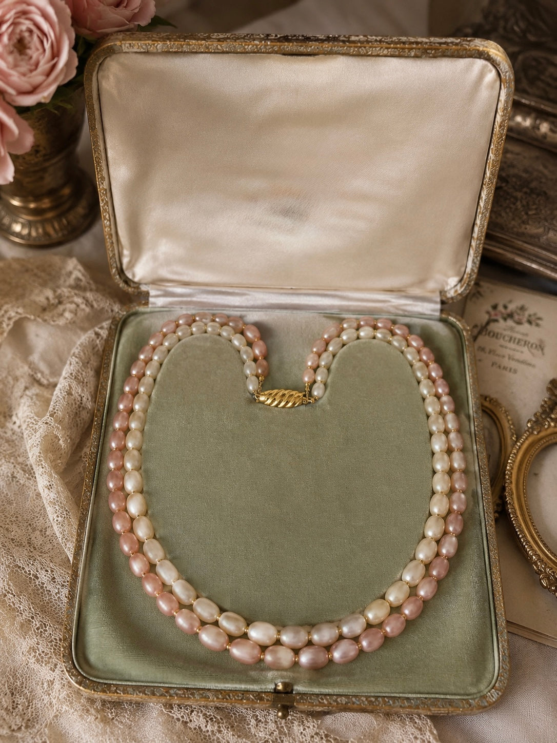 Collana a doppio filo in perle olivine degradé di lucite color perla e cipria, anni ‘50