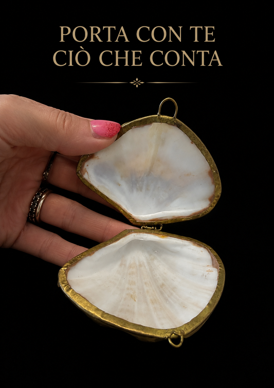 Scrigno gioiello da collo in conchiglia naturale montata in ottone, anni ‘20