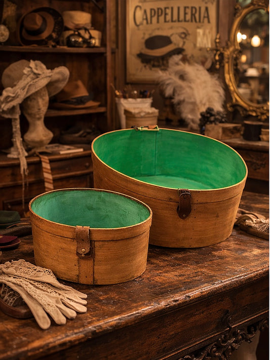 Coppia di antiche cappelliere da modista, foderate in carta verde, con cinghie originali d’epoca