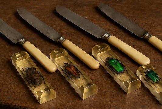 Set 4 poggia coltelli francesi con autentici insetti incapsulati, anni ‘60 Wunderkammer