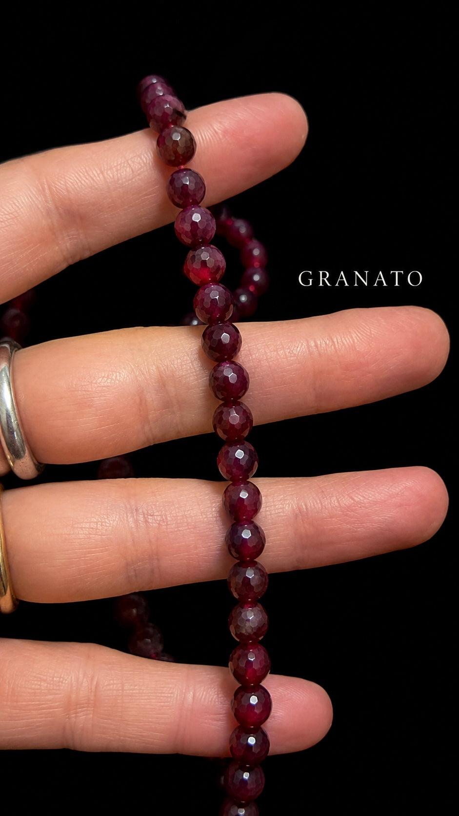 Collana con piccole perle sfaccettate di probabile granato, ved. Descrizione