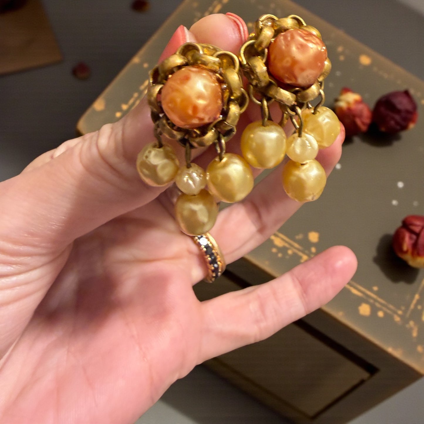 Antichi splendidi orecchini dorati anni ‘30 con faux perles barocche, chiusura a vite