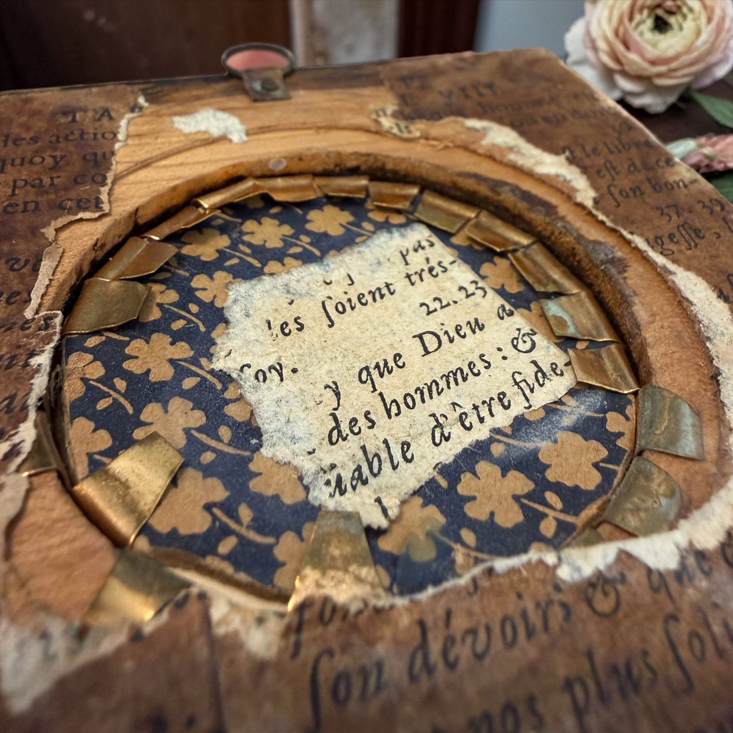 Miniatura antica ritratto di donna in cornice lignea protetta da vetro bombato d’epoca