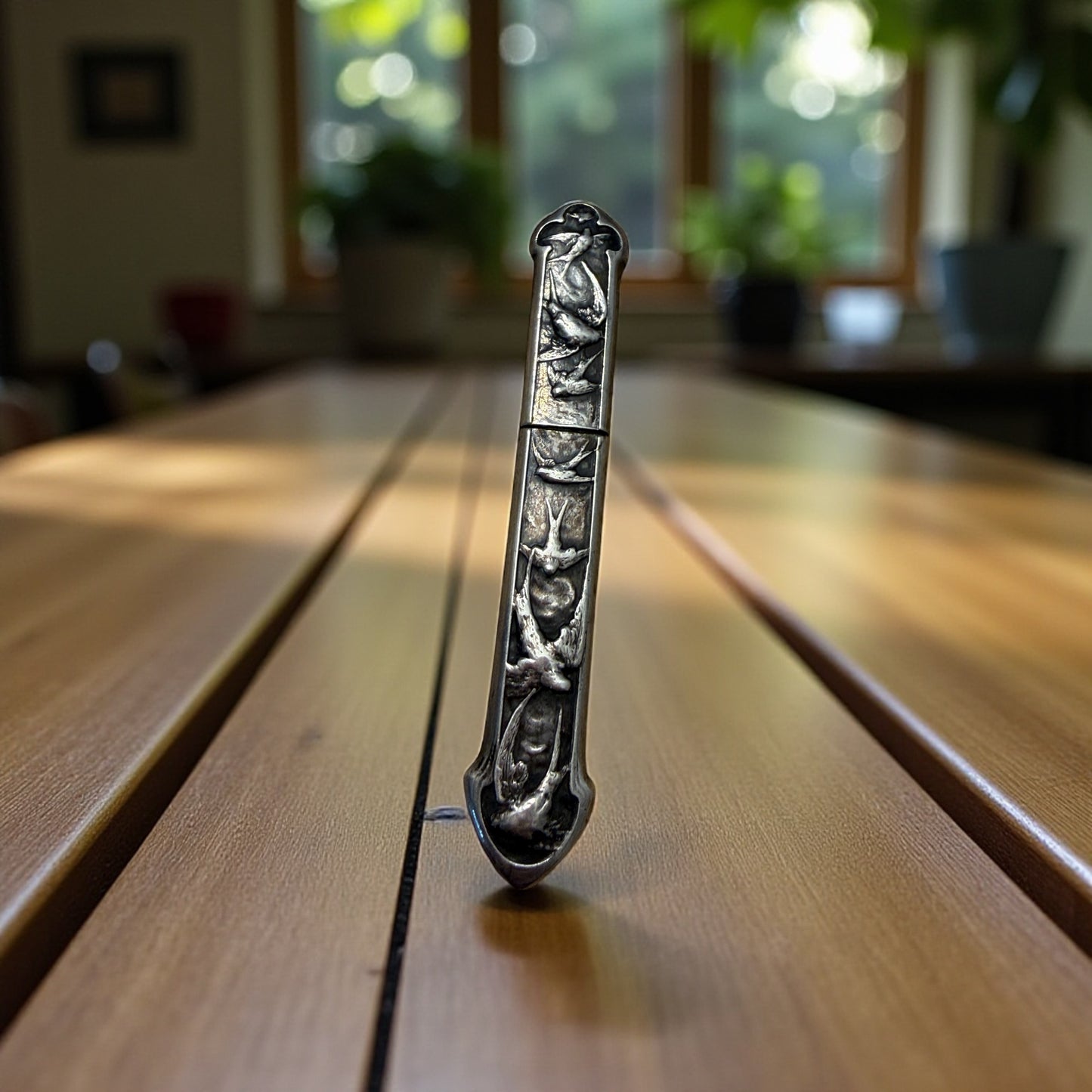 Porta aghi in argento punzonato con rondini, Art Nouveau, fine ‘800 con bodkin in argento e piccolo poinçon