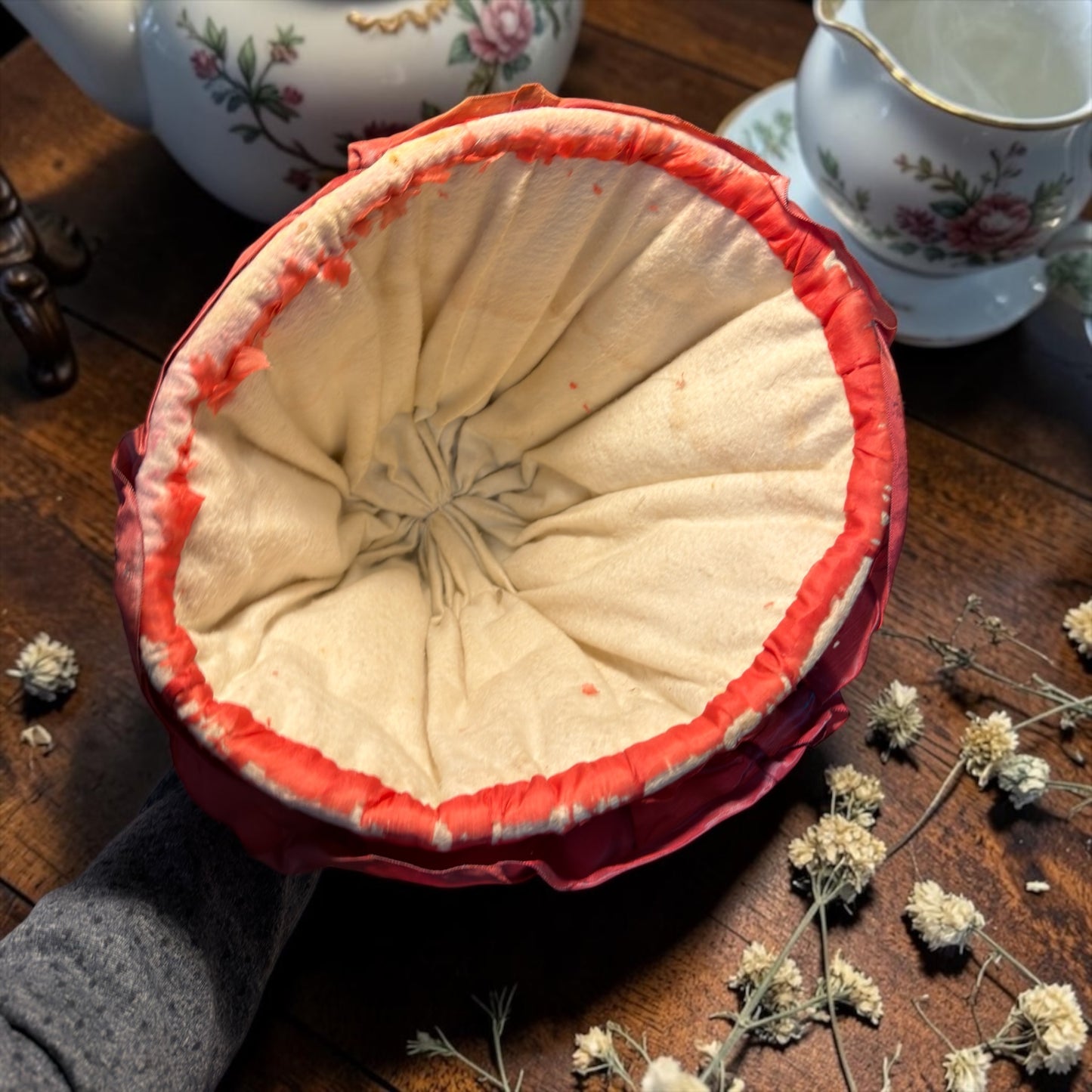 Tea cosy Half doll, bambola copri teiera antica in porcellana e raso