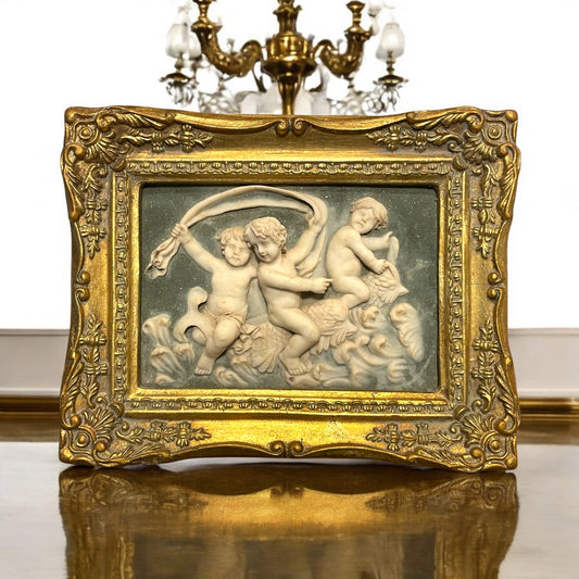 Coppia quadri in cornice barocca, bassorilievi in polvere di marmo anni ‘50 con putti