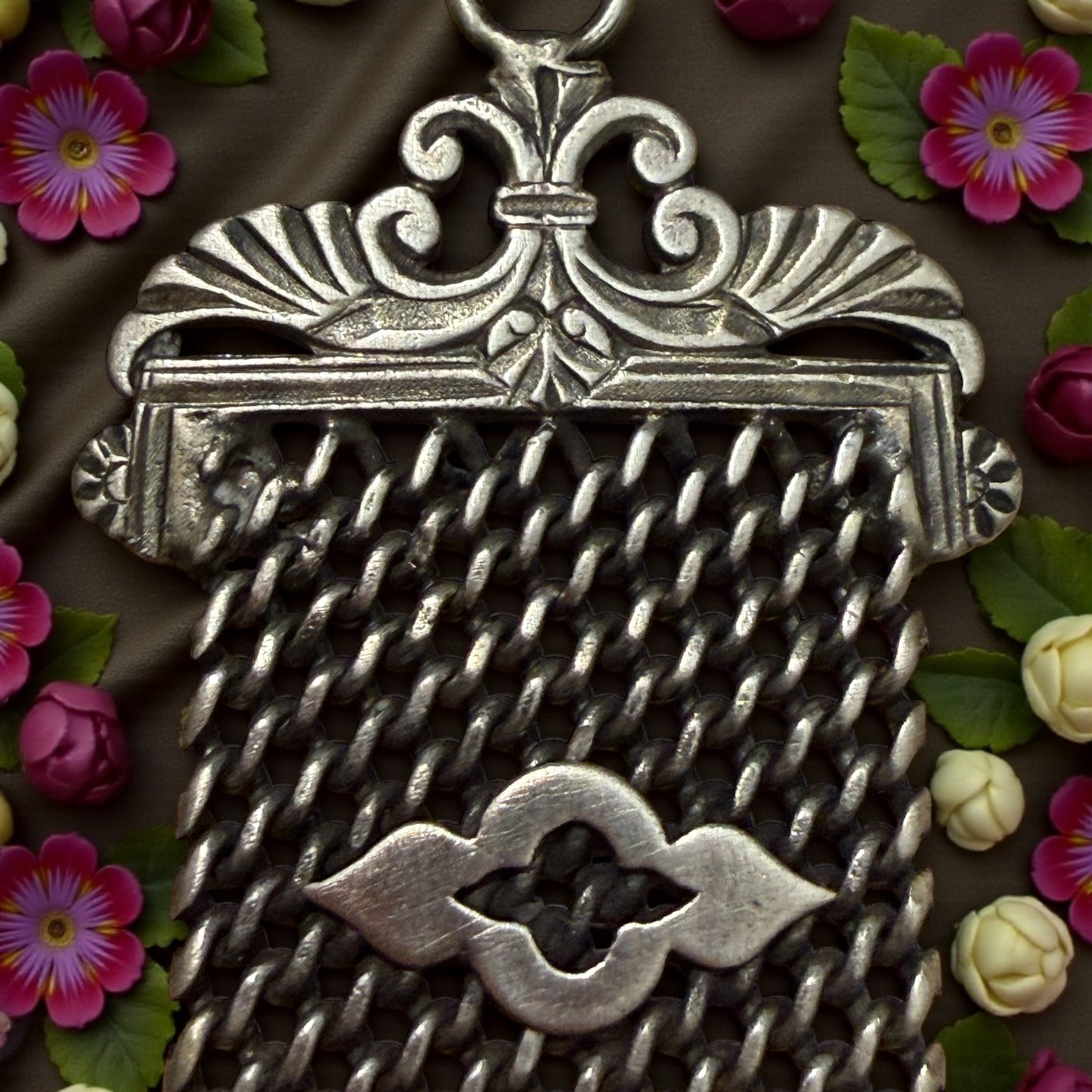 Gioiello catena da panciotto in argento massiccio con medaglia bifacciale Liberty - fine ‘800 primo ‘900