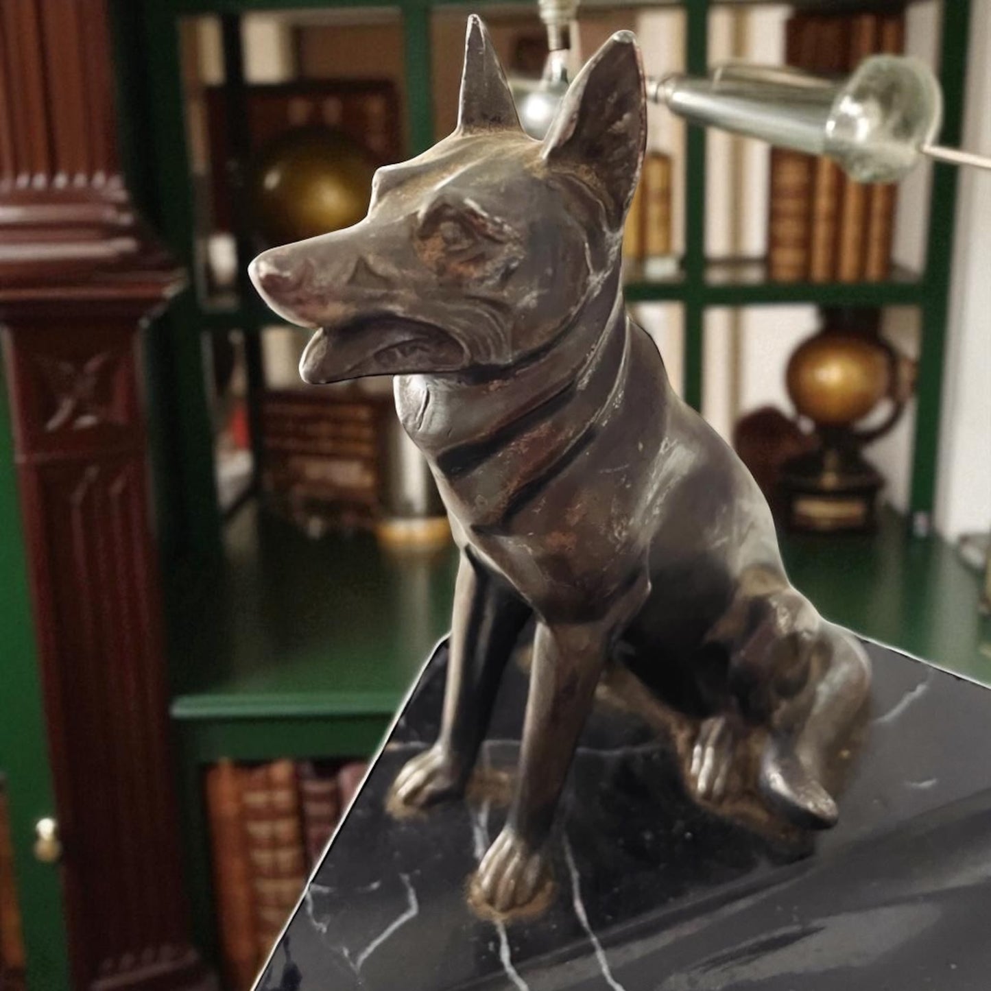 Porta stilo marmo nero venato con scultura cane pastore tedesco, tardo déco