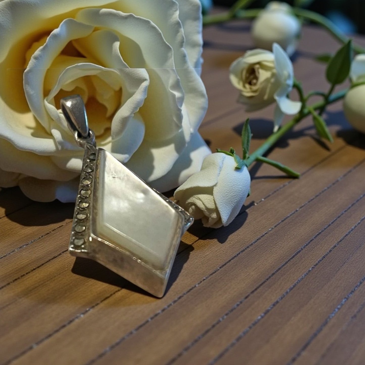 Pendente ciondolo gioiello in argento 925 con marcasiti e madreperla