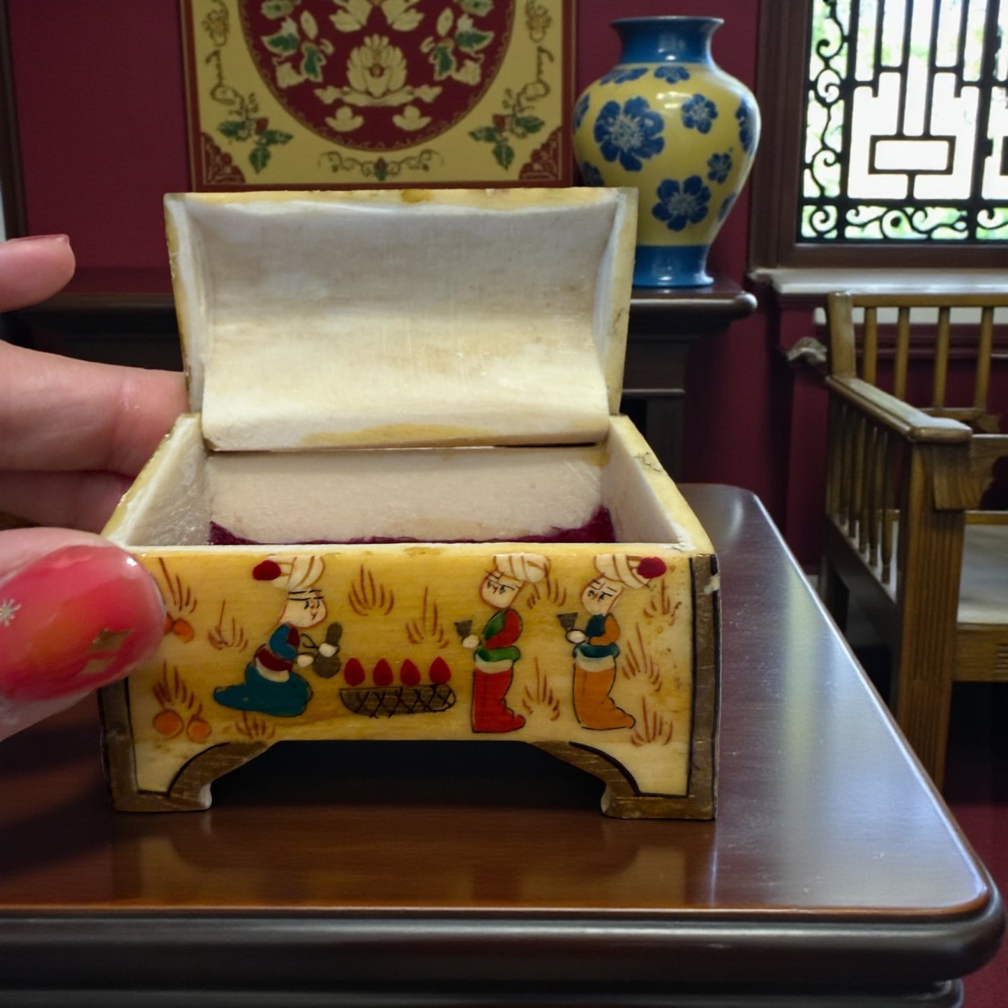 Bauletto in miniatura realizzato interamente in osso e dipinto