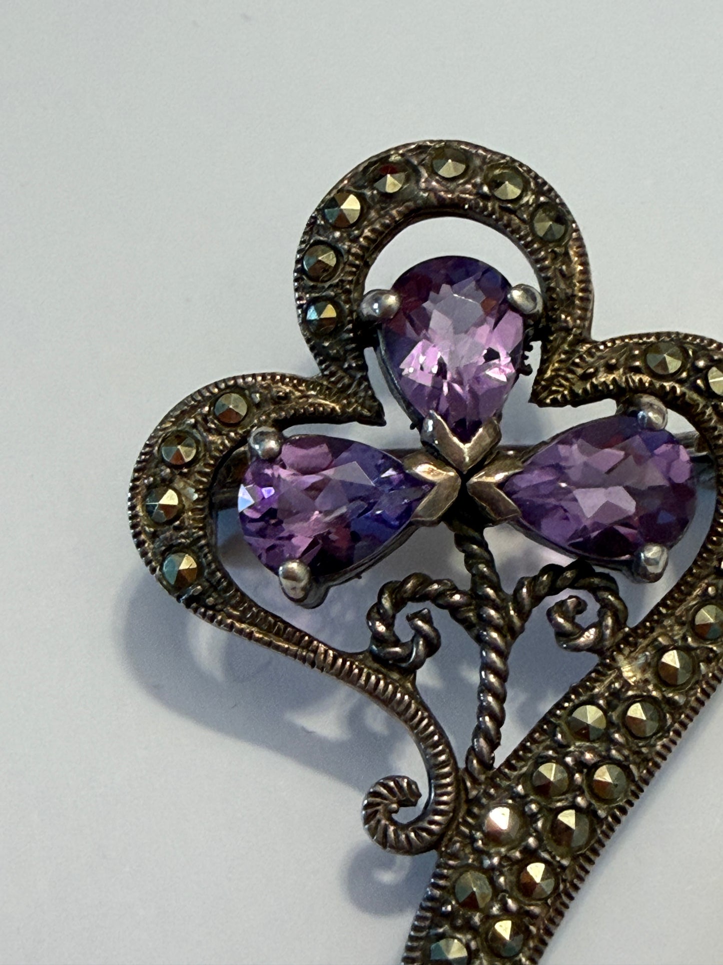 Spilla gioiello liberty argento massiccio con marcasiti, a guisa di viola del pensiero