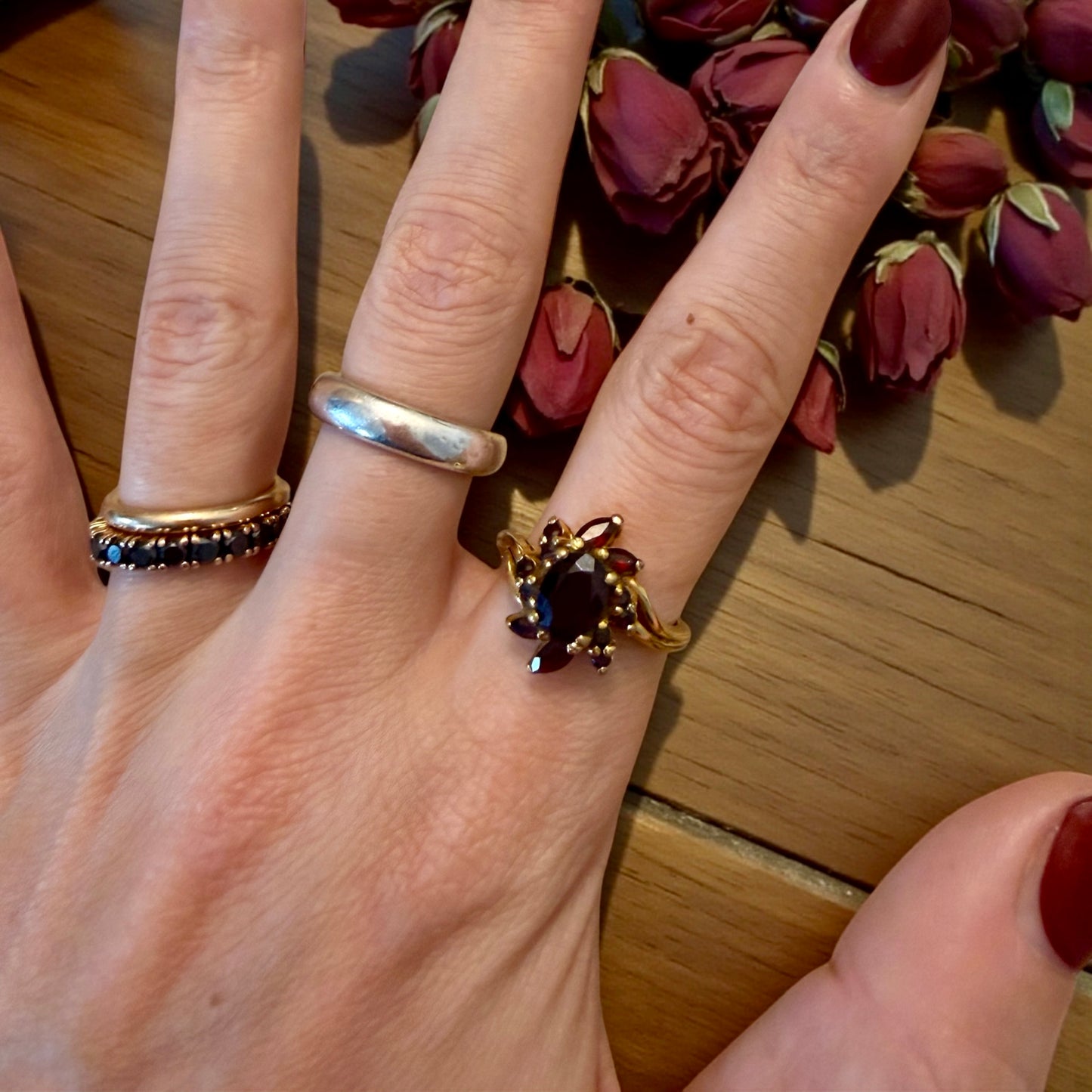 Anello con granati placcato oro e punzonato, Francia ca anni ‘60-‘70